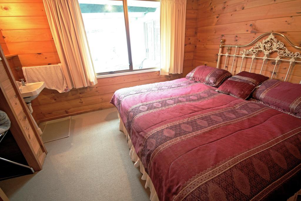 Tony'S Lodge Turangi Room photo
