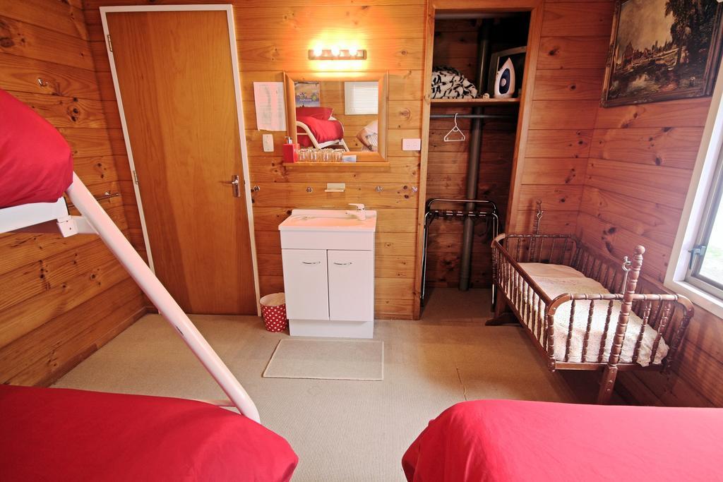 Tony'S Lodge Turangi Room photo