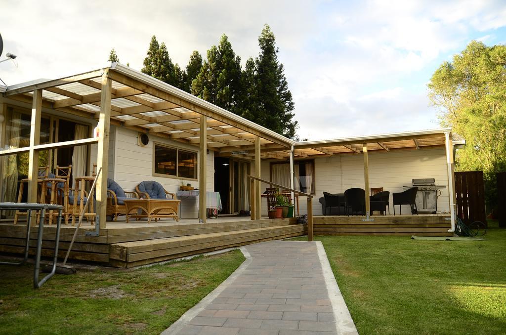 Tony'S Lodge Turangi Exterior photo