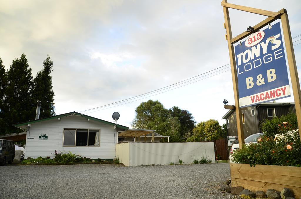 Tony'S Lodge Turangi Exterior photo